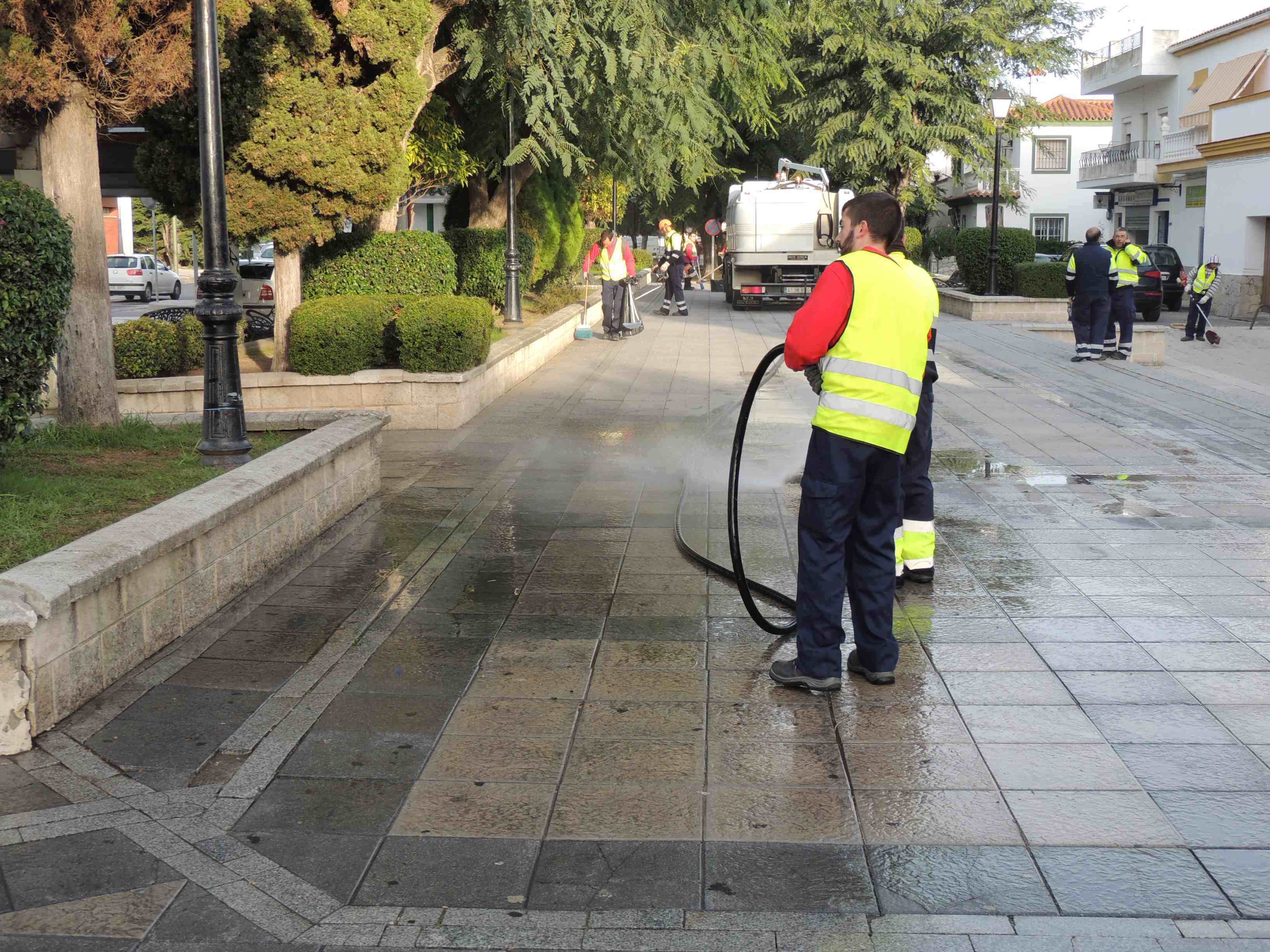 Limpieza de choque en la Estación a cargo de los trabajadores de EmpleJoven San Roque